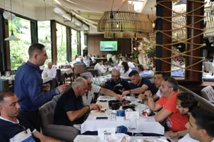 (ΦΩΤΟΣ) Δεξιώθηκε τους δημοσιογράφους 