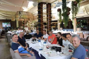 (ΦΩΤΟΣ) Δεξιώθηκε τους δημοσιογράφους 