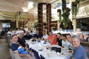(ΦΩΤΟΣ) Δεξιώθηκε τους δημοσιογράφους 
