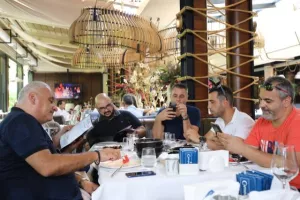 (ΦΩΤΟΣ) Δεξιώθηκε τους δημοσιογράφους 
