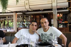 (ΦΩΤΟΣ) Δεξιώθηκε τους δημοσιογράφους 