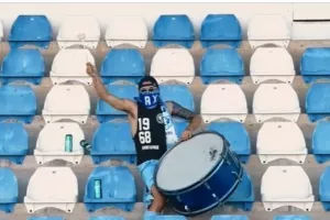 ΩΡΑ 23:41 - Βρήκε τον οπαδό του Εθνικού ο Ηλία! (βίντεο)
