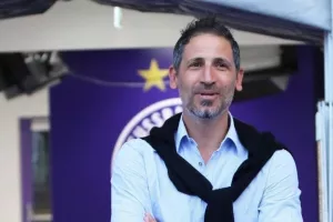 Χαρούμενος/Κονναφής