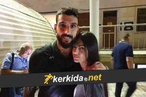 ΔΙΠΛΑ στον Γιώργο η Άντρεα...