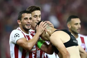 Ολυμπιακός: Τα εύσημα του Ομάρ στον Ραντζέλοβιτς (Φώτο)