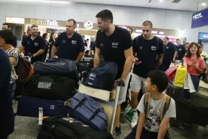 Δεκάδες Κινέζοι «περικύκλωσαν» τον Αντετοκούνμπο! (Φώτος)