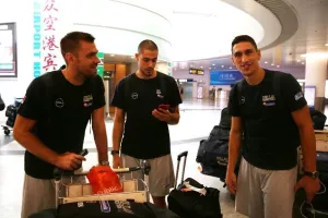 Δεκάδες Κινέζοι «περικύκλωσαν» τον Αντετοκούνμπο! (Φώτος)