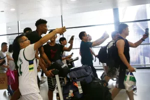 Δεκάδες Κινέζοι «περικύκλωσαν» τον Αντετοκούνμπο! (Φώτος)