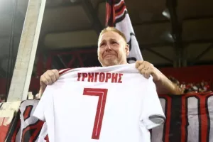  Ξέσπασε σε κλάματα κρατώντας την φανέλα της ομάδας!
