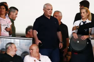 Κατέβηκε στα αποδυτήρια και απέλυσε Λυμπερόπουλο-Καρντόσο!