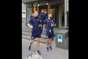 ΒΙΝΤΕΟ η αναχώρηση απ' το ξενοδοχείο