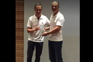 Τιμητική πλακέτα στον Βίκτωρος