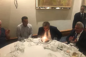 Έσβησε κεράκια