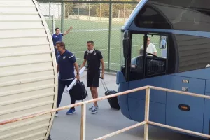 Η άφιξη της αποστολής του ΑΠΟΕΛ (φώτος/βίντεο)
