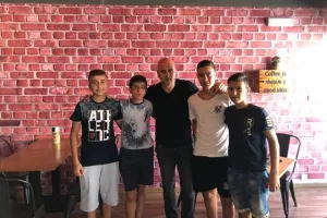 Ο Τιμούρ με τους... θαυμαστές του!