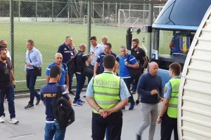 Η άφιξη της αποστολής του ΑΠΟΕΛ (φώτος/βίντεο)