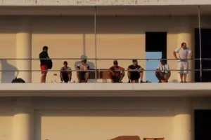 (Σαλαμίνα-Πάφος) Οι οπαδοί... της πολυκατοικίας