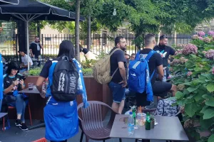 (ΦΩΤΟΣ) Στα ΜΠΛΕ η πλατεία στο Αϊντχόφεν!