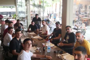 ΝΕΑ ΣΑΛΑΜΙΝΑ/ Γεύμα... όλοι μαζί! (Φώτος)