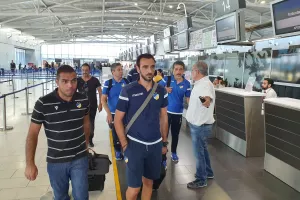 (ΦΩΤΟΣ) Η άφιξη της αποστολής του ΑΠΟΕΛ