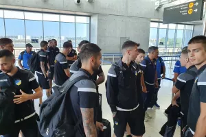 (ΦΩΤΟΣ) Η άφιξη της αποστολής του ΑΠΟΕΛ