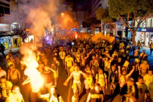 ΘΥΡΑ 3/"Δεν μπορούμε να παίζουμε τον ρόλο του απλού χειροκροτητή"