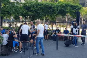(ΦΩΤΟΣ) Στα ΜΠΛΕ η πλατεία στο Αϊντχόφεν!