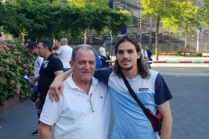 (ΦΩΤΟΣ) Στα ΜΠΛΕ η πλατεία στο Αϊντχόφεν!