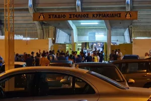 Έξω από το γήπεδο οι Παφίτες (φώτος)