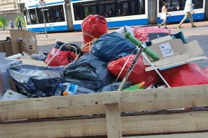 (Φώτος/βίντεο) Σκουπίδια στο κέντρο του Άμστερνταμ 