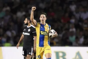 Ντέβι με ύμνο CL!