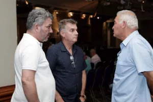 ΦΩΤΟΣ/Η συνάντηση Παπασταύρου με τα μέλη