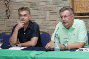 ΦΩΤΟΣ/Η συνάντηση Παπασταύρου με τα μέλη