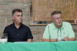 ΦΩΤΟΣ/Η συνάντηση Παπασταύρου με τα μέλη