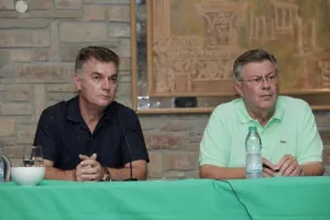 ΦΩΤΟΣ/Η συνάντηση Παπασταύρου με τα μέλη