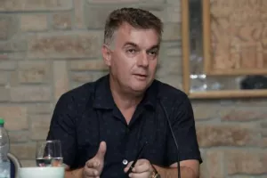 ΦΩΤΟΣ/Η συνάντηση Παπασταύρου με τα μέλη