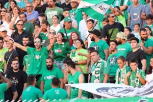 ΠΡΑΣΙΝΙΣΑΝ το γήπεδο και έδωσαν κίνητρο σε κάθε παίκτη
