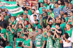 ΠΡΑΣΙΝΙΣΑΝ το γήπεδο και έδωσαν κίνητρο σε κάθε παίκτη