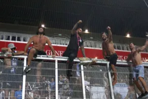 Μετά το τέλος/ Έκσταση, ξέσπασμα και... φανέλες (βίντεο)