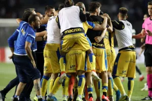 ΘΡΥΛΙΚΗ πρόκριση και ξανά ΟΜΙΛΟΥΣ!! (φώτος)