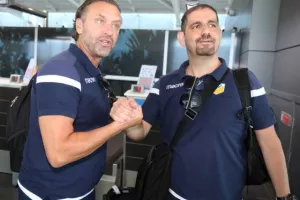 (ΦΩΤΟΣ) Η άφιξη της αποστολής του ΑΠΟΕΛ