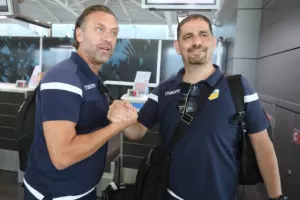 (ΦΩΤΟΣ) Η άφιξη της αποστολής του ΑΠΟΕΛ