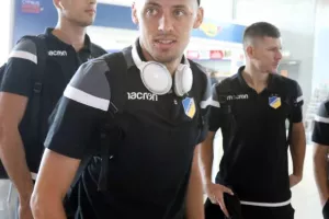 (ΦΩΤΟΣ) Η άφιξη της αποστολής του ΑΠΟΕΛ