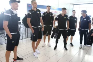 (ΦΩΤΟΣ) Η άφιξη της αποστολής του ΑΠΟΕΛ