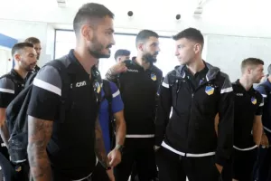 (ΦΩΤΟΣ) Η άφιξη της αποστολής του ΑΠΟΕΛ