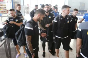 (ΦΩΤΟΣ) Η άφιξη της αποστολής του ΑΠΟΕΛ