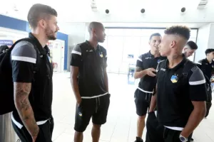 (ΦΩΤΟΣ) Η άφιξη της αποστολής του ΑΠΟΕΛ