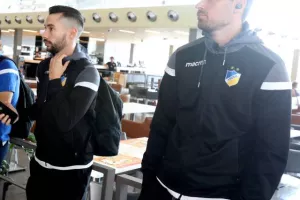 (ΦΩΤΟΣ) Η άφιξη της αποστολής του ΑΠΟΕΛ