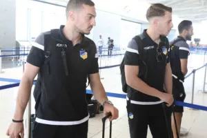 (ΦΩΤΟΣ) Η άφιξη της αποστολής του ΑΠΟΕΛ