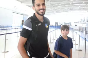 (ΦΩΤΟΣ) Η άφιξη της αποστολής του ΑΠΟΕΛ